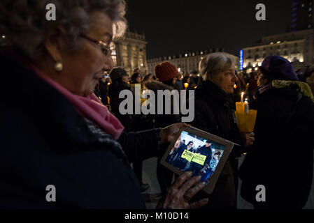 Turin, Piemont, Italien. 25 Jan, 2018. Torchlight im Gedächtnis von Giulio Regeni in Turin, Italien. Giulio Regeni war ein italienischer Forscher, der am 25. Januar 2016 in Kairo, Ägypten, getötet wurde. Er war in Ägypten Forschung auf unabhängigen ägyptischen Gewerkschaften zu tun. Credit: Stefano Guidi/ZUMA Draht/Alamy leben Nachrichten Stockfoto