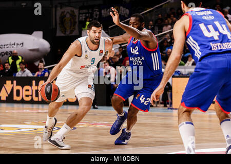 Felipe Reyes (Real Madrid) Baloncesto bringt die Kugel foward Bryant Dunston (Anadolu Efes), Euroleague Spiel zwischen Real Madrid vs Baloncesto Anadolu Efes am WiZink Zentrum Stadion in Madrid, Spanien, 25. Januar 2018. Credit: Gtres Información más Comuniación auf Linie, S.L./Alamy leben Nachrichten Stockfoto