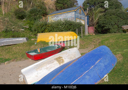 Boote vor einem alten Boot mit verschlissenen Farbe auf Waiheke Island, Neuseeland vergossen Stockfoto