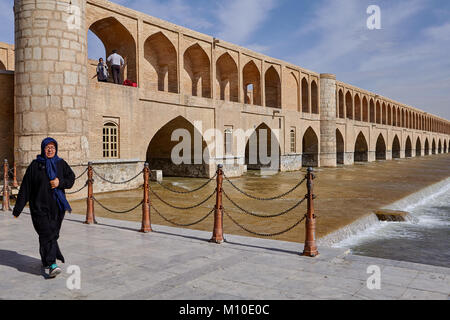 Isfahan, Iran - 24. April 2017: Blick auf die alte Brücke Allahverdi Khan über den Fluss Zayandeh. Stockfoto