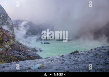 Wolken aus Rauch aus aktiven Vulkan auf White Island, Neuseeland Stockfoto