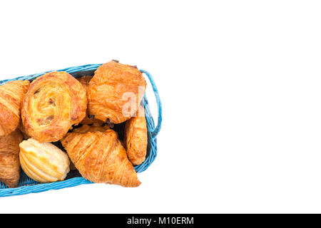 Korb mit Auswahl an Gebäck Frühstück essen auf Weiß Stockfoto