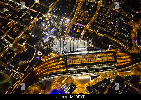 Luftaufnahme, der Kölner Dom bei Nacht, der Kölner Dom ist die Kathedrale (bischofskirche) der Erzdiözese Köln und steht unter der Schirmherrschaft Stockfoto