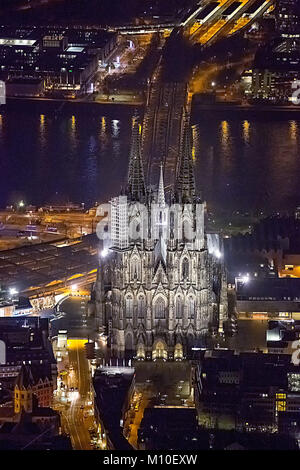 Luftaufnahme, der Kölner Dom bei Nacht, der Kölner Dom ist die Kathedrale (bischofskirche) der Erzdiözese Köln und steht unter der Schirmherrschaft Stockfoto