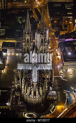 Luftaufnahme, der Kölner Dom bei Nacht, der Kölner Dom ist die Kathedrale (bischofskirche) der Erzdiözese Köln und steht unter der Schirmherrschaft Stockfoto