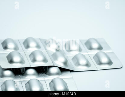 Tablet Pillen in Silber Aluminium Blister Verpackung auf unscharfen Hintergrund der Packung Pillen mit Kopie Raum Stockfoto