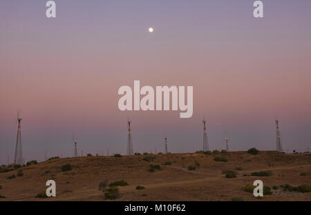 Windmühlen in der Wüste Thar bei Vollmond, Rajasthan, Indien Stockfoto