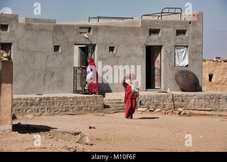 Frauen in einer ländlichen Gemeinde in der Wüste Thar, Rajasthan, Indien Stockfoto