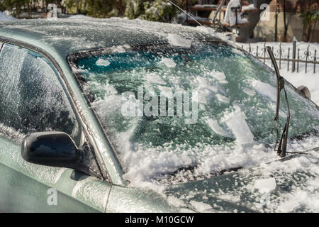 Dicke Eisschicht auf dem Auto nach Eisregen in Montreal, Kanada Stockfoto