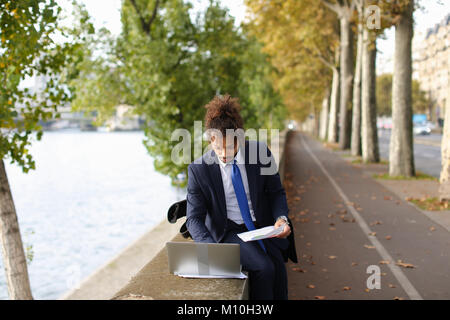 Spanischer Professor in freistehenden Pflicht arbeiten mit Laptop. Stockfoto