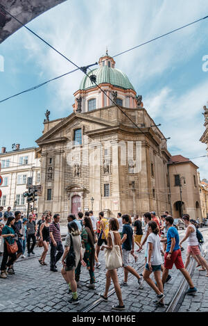 Prag, Tschechische Republik - 18. August 2017: Masse von Touristen überfahrt-Straße in der Nähe der Charles Brücke gegen St. Franziskus von Assissi Kirche im historischen Zentr Stockfoto
