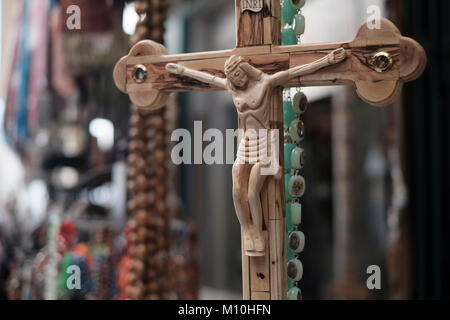 Olivenholz Kruzifix zum Verkauf zu einem Souvenirladen im christlichen Viertel der Altstadt Ost Jerusalem Israel Stockfoto