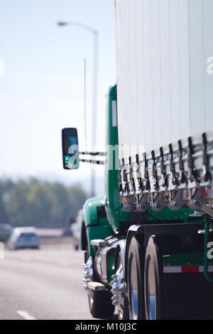 Tag cab green Big Rig Semi Truck für lokale Lieferungen von kommerziellen Ladung mit Zelt überdacht Auflieger fahren auf der geraden Breite multiline Straße Stockfoto