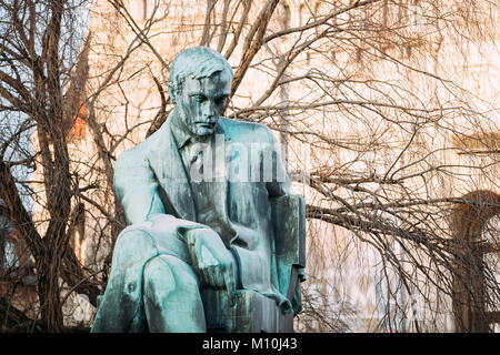 Helsinki, Finnland. Blick auf die Gedenkstätte Palast von Aleksis Kivi ist Bronze Statue Vor dem Nationaltheater auf dem Platz. Stockfoto