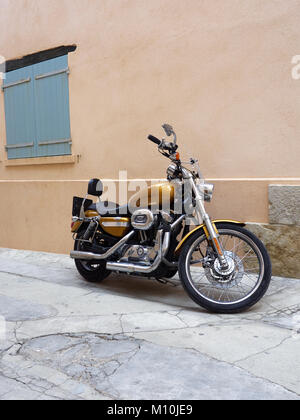 Harley Davidson Sportster Custom 1200 Motorrad in einer Straße in St. Tropez, Frankreich geparkt. Stockfoto