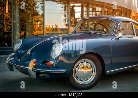 Nowosibirsk, Russland - 16. Juni 2017: Porsche 356, Seitenansicht. Fotografie von einem klassischen Auto auf einer Straße in Nowosibirsk Stockfoto