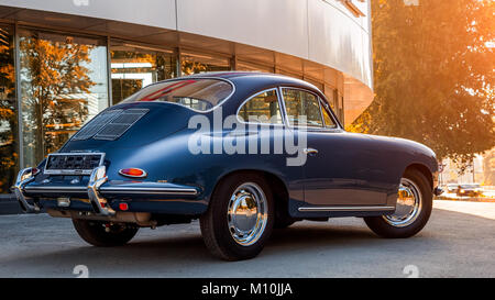 Nowosibirsk, Russland - 16. Juni 2017: Porsche 356. Fotografie von einem klassischen Auto auf einer Straße in Nowosibirsk, Rückansicht Stockfoto