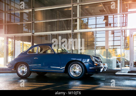 Nowosibirsk, Russland - 16. Juni 2017: Porsche 356, Seitenansicht. Fotografie von einem klassischen Auto auf einer Straße in Nowosibirsk Stockfoto