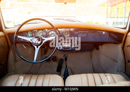 Nowosibirsk, Russland - 16. Juni 2017: Porsche 356, Armaturenbrett und Interieur. Fotografieren ein klassisches Auto auf einer Straße in Nowosibirsk Stockfoto