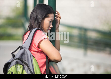 Das Porträt einer jungen asiatischen Student sich traurig, denken über ihre Zukunft Stockfoto