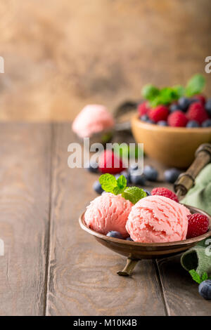 Himbeer Eis in Kupfer Schüssel. Stockfoto