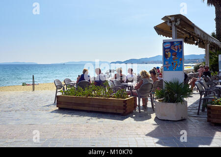 Beach Cafe, Le Lavandou, Frankreich, Blick auf das Meer mit Ile du Leavant in der Ferne Stockfoto