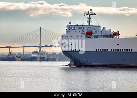 Das Schiff "celestine" London verlassen, nähert sich die Dartford Bridge in den frühen Morgen. Von der Nordseite des Flusses fotografiert. Stockfoto