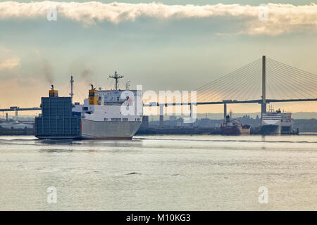 Das Schiff "celestine" London verlassen, nähert sich die Dartford Bridge in den frühen Morgen. Von der Nordseite des Flusses fotografiert. Stockfoto