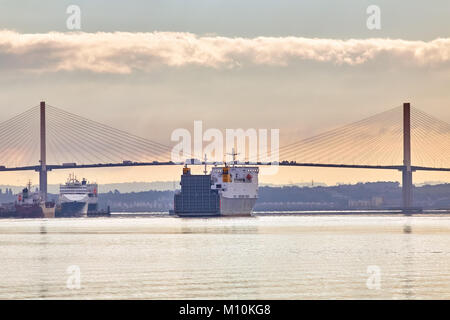 Das Schiff "celestine" London verlassen, nähert sich die Dartford Bridge in den frühen Morgen. Von der Nordseite des Flusses fotografiert. Stockfoto