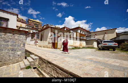 Shangri-La, China - 25. September 2017: Mönch Spaziergänge hinunter die Straße in Songzanlin Kloster, das 1679 erbaut wurde. Stockfoto