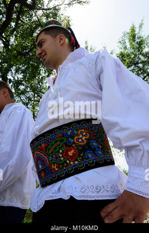 Rumänien, Maramures, Dorf von Breb. Prozession zu Ehren von St. Paul, Ende Juni. Junge Mann in traditioneller Tracht Stockfoto