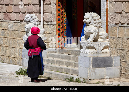 Shangri-La, China - 25. September 2017: Frau vor einem Tempel in Songzanlin Kloster. Stockfoto