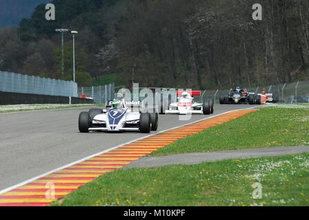 Mugello am 1. April 2007: Unbekannte laufen auf klassische F1-Wagen 1980 Brabham BT 49 auf Mugello in Italien in Mugello Historic Festival. Stockfoto