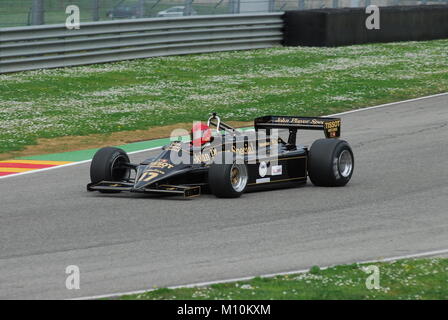 Mugello am 1. April 2007: Unbekannte laufen auf klassische F1-Wagen 1982 Lotus 91 John Player Team Lotus auf Mugello in Italien in Mugello historischen F Stockfoto