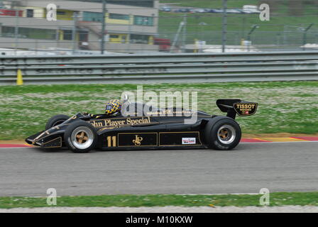 Mugello am 1. April 2007: Unbekannte laufen auf klassische F1-Wagen 1982 Lotus 91 John Player Team Lotus auf Mugello in Italien in Mugello historischen F Stockfoto