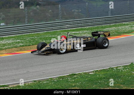 Mugello am 1. April 2007: Unbekannte laufen auf klassische F1-Wagen 1982 Lotus 91 John Player Team Lotus auf Mugello in Italien in Mugello historischen F Stockfoto