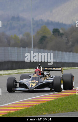 Mugello am 1. April 2007: Unbekannte laufen auf klassische F1-Wagen 1982 Lotus 91 John Player Team Lotus auf Mugello in Italien in Mugello historischen F Stockfoto