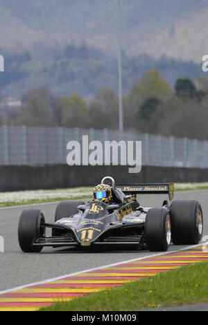 Mugello am 1. April 2007: Unbekannte laufen auf klassische F1-Wagen 1982 Lotus 91 John Player Team Lotus auf Mugello in Italien in Mugello historischen F Stockfoto