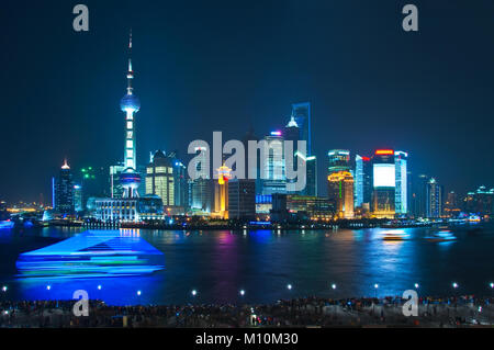 Skyline von Shanghai bei Nacht mit den Fluss Huangpu Stockfoto