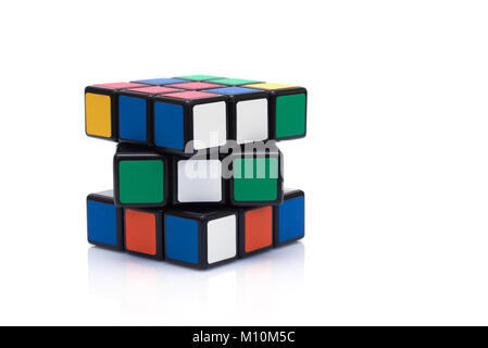 PARIS FRANKREICH - September 29, 2015: Rubik's Cube auf den weißen Hintergrund. Dieses Spiel wurde von einem ungarischen Architekten Erno Rubik 1974 erfunden. Stockfoto