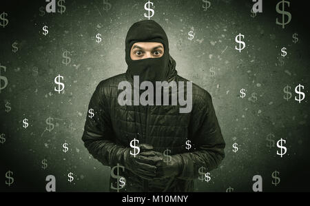 Geld hungrig Dieb in schwarzer Kleidung und Maut auf seine Hand. Stockfoto