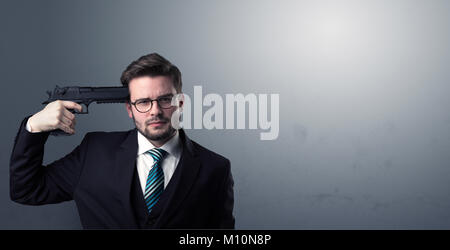 Junge verloren Geschäftsmann Mann seinen Kopf schießen mit Gewehr Stockfoto