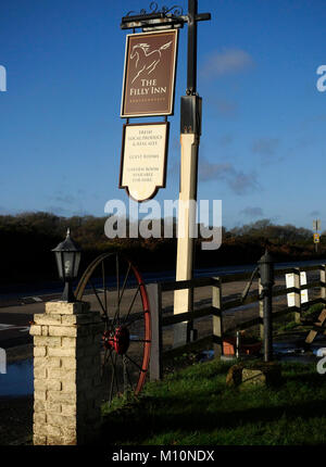 Public House am Straßenrand, die Stutfohlen Inn Lymington, Hampshire, England, Großbritannien Stockfoto