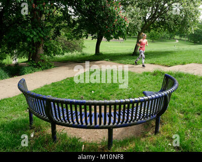 Runner Training auf Schritte in Roundhay Park, Leeds, West Yorkshire, England, Großbritannien Stockfoto