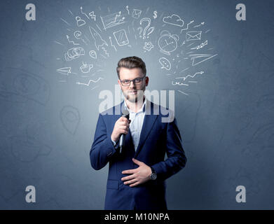 Geschäftsmann sprechen in das Mikrofon mit gemischten Doodles über seinem Kopf Stockfoto
