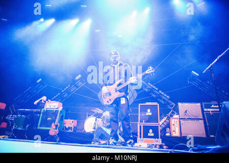 Die schottische Band Mogwai führt ein Live Konzert in der Arena Stage beim Roskilde Festival 2014. Hier ist die Band bassist Dominic Aitchison wird dargestellt, live auf der Bühne. Dänemark 04.07.2014. Stockfoto