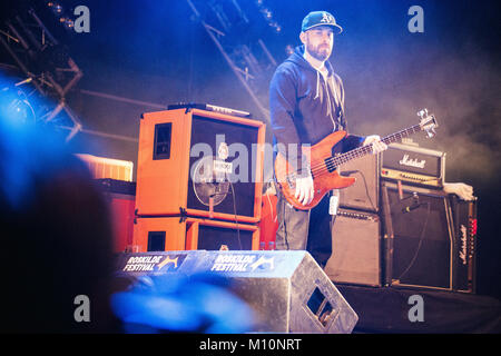 Die schottische Band Mogwai führt ein Live Konzert in der Arena Stage beim Roskilde Festival 2014. Hier ist die Band bassist Dominic Aitchison wird dargestellt, live auf der Bühne. Dänemark 04.07.2014. Stockfoto