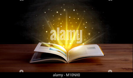 Gelbe Leuchten und Funkeln aus einem offenen Buch Stockfoto