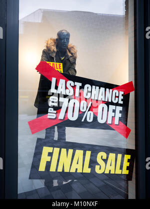 Große Buchstaben zeigen Verkauf in Schaufenstern von Clothing Store Stockfoto