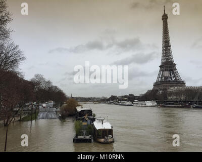 Paris, Frankreich - 25. Januar 2018: Hochwasser steigt in Paris, Seine im Hochwasser am 25. Januar 2018 Stockfoto